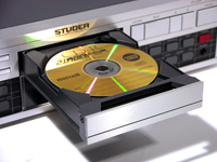 Управление CD-аппаратурой очень удобно: одно касание нужной кнопки - и играет любимая песня