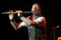 Иэн Андерсон, как и раньше, исполняет виртуозные партии на флейте.