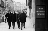 Пол, Джордж, Ринго и Джон возле студии BBC: через 10-15 минут начнется запись